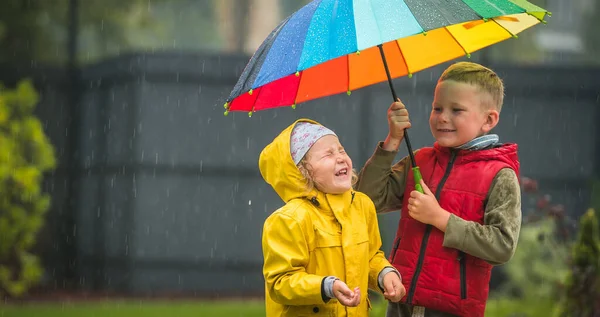 Niña Niño Jugando Bajo Ducha Otoño Feliz Tiempo Para Los — Foto de Stock