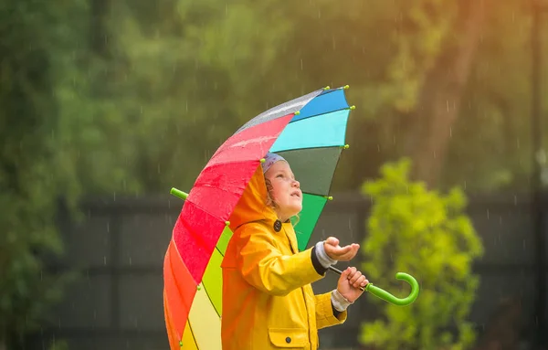 Mała Dziewczynka Ukrywająca Się Pod Parasolem Przed Deszczem Szczęśliwego Dzieciństwa — Zdjęcie stockowe