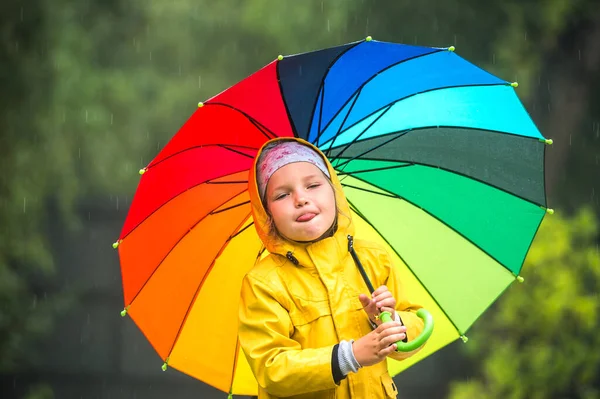 Маленькая Счастливая Свободная Девочка Разноцветными Пумбрами Осенний Дождливый День Счастливое — стоковое фото