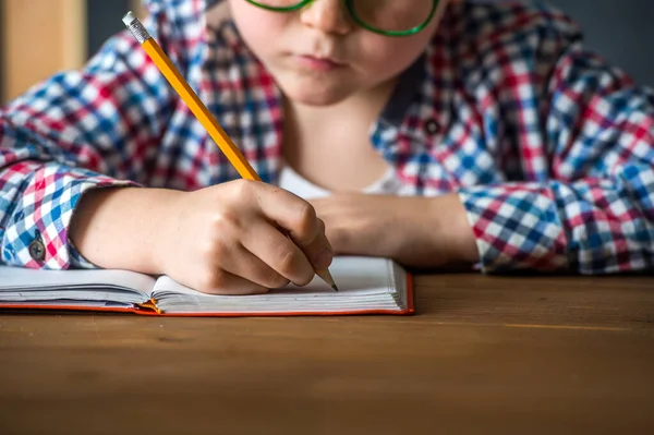 Retrato Niño Inteligente Dibujando Con Lápices Lección Mano Con Lápiz —  Fotos de Stock