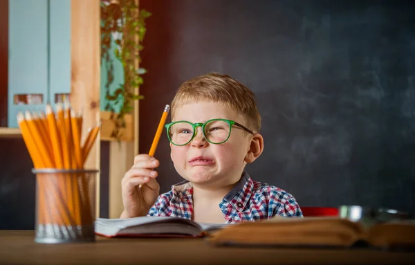 Små Barn Bär Glasögon Med Penna Handen Koncentration Läxor — Stockfoto