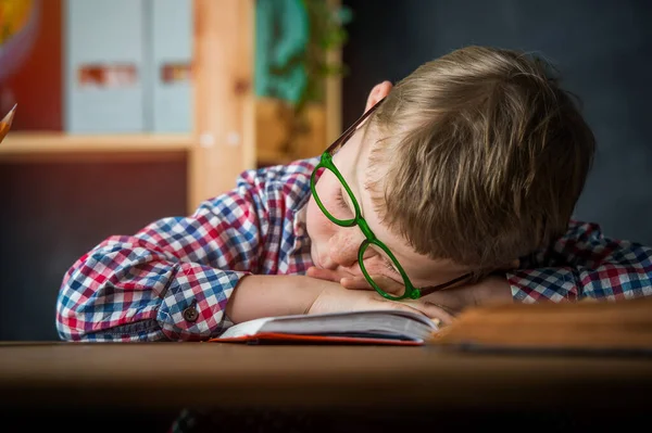 Παιδί Τεντώνεται Ενώ Διαβάζει Αγόρι Αποκοιμήθηκε Στο Βιβλίο Του Ενώ — Φωτογραφία Αρχείου