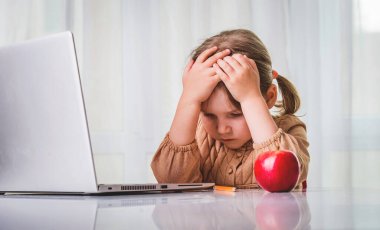 Yorgun ve sıkılmış küçük kız kedinin üstünde uyuyor. Öğrenmekten yoruldum. Liseli kız çevrimiçi çalışıyor. Evde eğitim. Uzaktan eğitim. Bilgisayarın önünde yorgun bir çocuk. Çocuklar için çevrimiçi eğitim