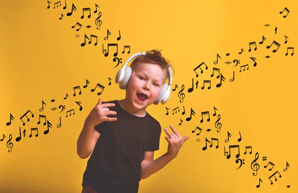 Dziecko Śpiewające Głos Podczas Słuchania Muzyki Słuchawkach Wychodzą Nuty Stylowy — Zdjęcie stockowe