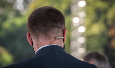 Korumaya yakın çekim. Gizli servis ajanı, arkada.