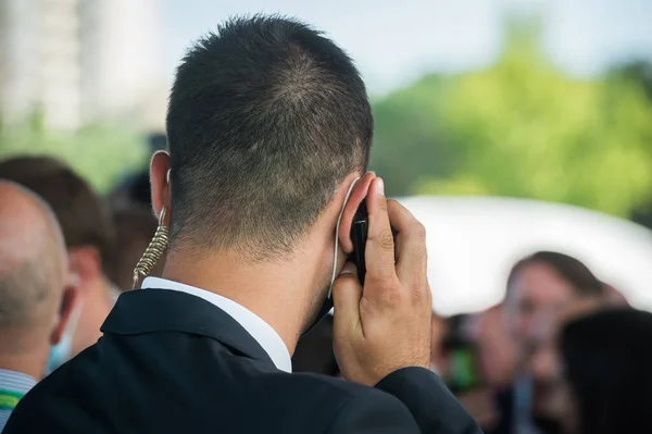 Oficer Ochrony Używa Radia Ochroniarz Stoi Słucha Wiadomości Słuchawką Lądowisku — Zdjęcie stockowe