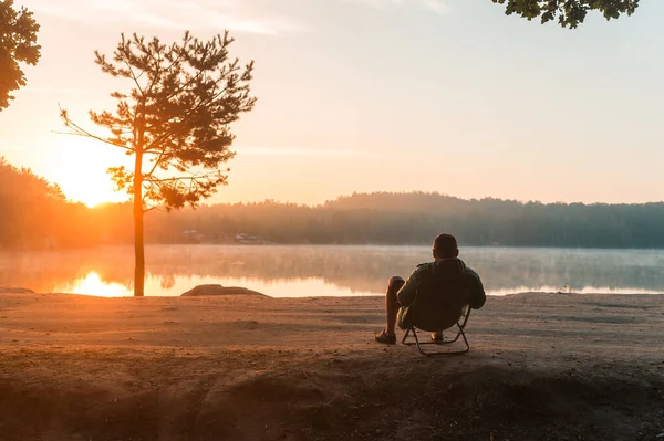Poranek Wschód Słońca Pięknej Przyrodzie Jezioro Góry Szczęśliwy Człowiek Siedzi — Zdjęcie stockowe