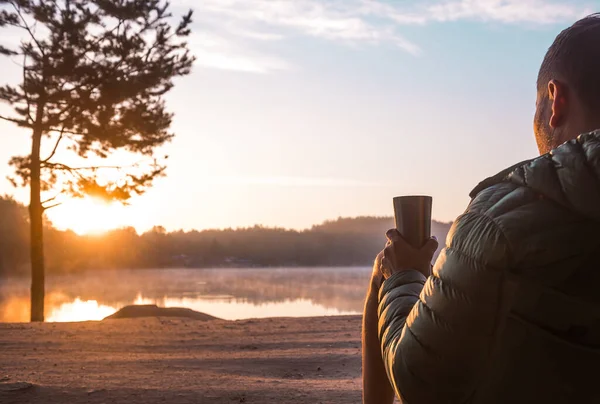 Biznesmen Siedzący Jeziorze Filiżanką Kawy Poranek Wschód Słońca Pięknej Przyrodzie — Zdjęcie stockowe
