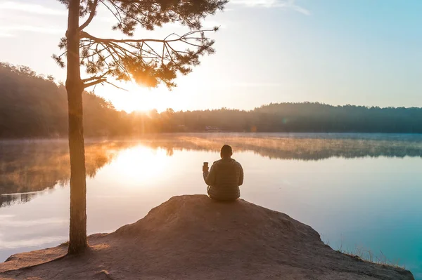Człowiek Zachodzie Słońca Samotny Człowiek Siedzący Jeziorze Filiżanką Kawy Poranek — Zdjęcie stockowe