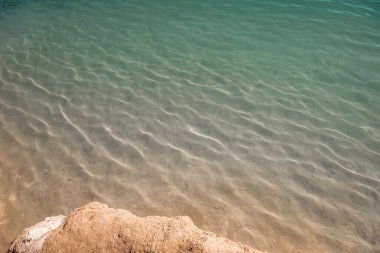 Kumlu temiz su. Plaj mükemmel beyaz kum turkuvaz su balkulak adası