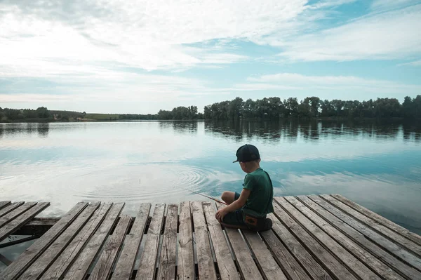 Chłopiec Siedzi Sam Molo Podczas Łowienia Ryb Doku Jeziorze Dziecko — Zdjęcie stockowe