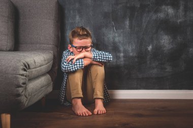 Çocuk istismarı. Yalnız çocuk bağırıyor. Okullu çocuk zorba ve üzgün. Aile formundaki şiddet. Endişe ve stres