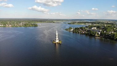 Kalyazin'deki çan kulesinin drone ile görünümü