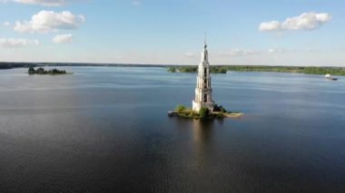 Kalyazin'deki çan kulesinin drone ile görünümü