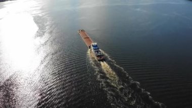 Volga nehri üzerinde gemi