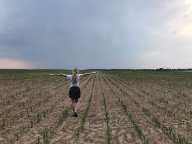 Mısır tarlasında duran kız