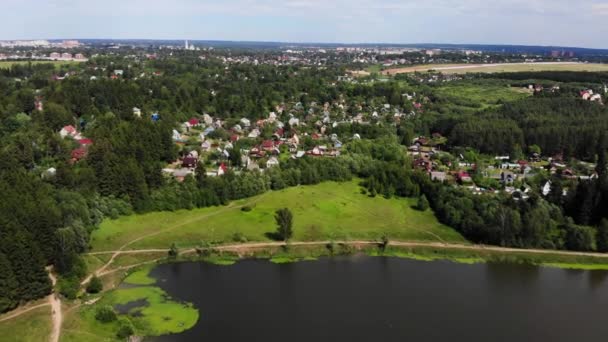 Blick Vom Quadrokopter Auf Das Dorf — Stockvideo