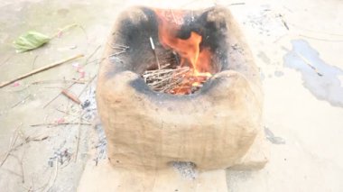 Çamur sobası. Bu bir çeşit yemek pişirme sobası. Kırsal alanda pişirme ve ısıtma için kullanılır. Hindistan 'ın kırsal kesimlerinde yaşayanlar tarafından kullanılan geleneksel ocaklar. Toprakta ya da çamur sobasında odun ateşi yanıyor..