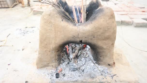 粘土炉 这是一种烹调用的火炉 它在农村地区被用来做饭和取暖 在印度农村地区被居民使用的传统炉灶 柴火在泥土炉或泥炉中燃烧 — 图库视频影像