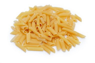 pişmemiş makarna beyaz arka plan üzerinde izole yığını. İtalyan yemeği veya mutfağı