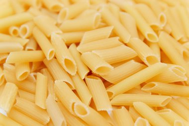 pişmemiş makarna yığını. üstten görünüm. arka plan. yakın çekim. İtalyan yemeği veya mutfağı