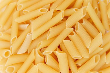 pişmemiş makarna yığını. üstten görünüm. arka plan. yakın çekim. İtalyan yemeği veya mutfağı