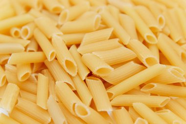 pişmemiş makarna yığını. üstten görünüm. arka plan. yakın çekim. İtalyan yemeği veya mutfağı