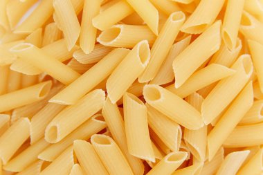 pişmemiş makarna yığını. üstten görünüm. arka plan. yakın çekim. İtalyan yemeği veya mutfağı