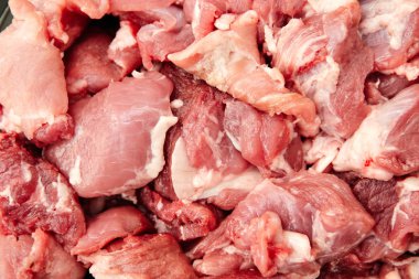 Çiğ et parçası domuz eti ya da sığır eti.