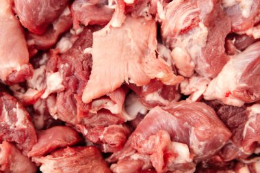 Çiğ et parçası domuz eti ya da sığır eti.