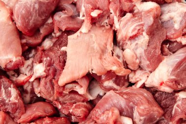 Çiğ et parçası domuz eti ya da sığır eti.