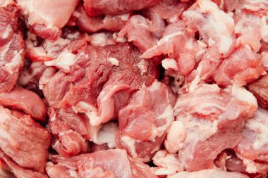 Çiğ et parçası domuz eti ya da sığır eti.