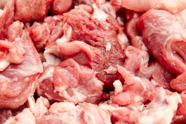 Çiğ et parçası domuz eti ya da sığır eti.