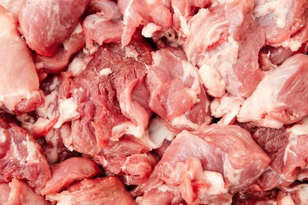 Çiğ et parçası domuz eti ya da sığır eti.