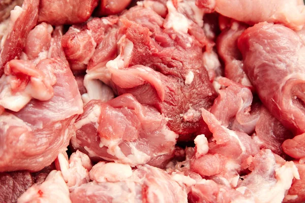 Çiğ et parçası domuz eti ya da sığır eti.