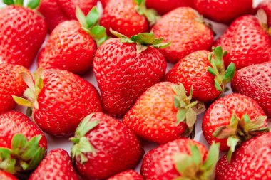 taze hasat çilek kökenli. Üstten görünüm. kırmızı dut.