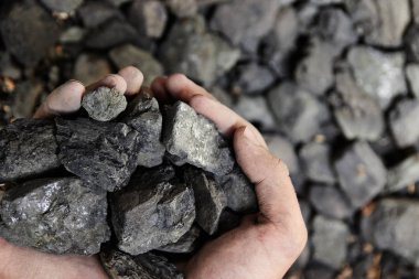 Madenci kömür arka plan adam elinde. Kömür madenciliği veya enerji kaynağı, çevre koruma. Endüstriyel kömürler. Volkanik kayalar.