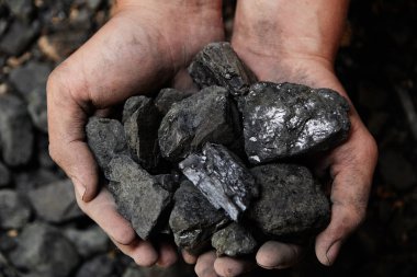 Madenci kömür arka plan adam elinde. Kömür madenciliği veya enerji kaynağı, çevre koruma. Endüstriyel kömürler. Volkanik kayalar.