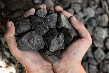 Madenci kömür arka plan adam elinde. Kömür madenciliği veya enerji kaynağı, çevre koruma. Endüstriyel kömürler. Volkanik kayalar.