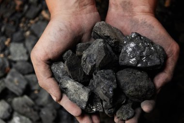 Madenci kömür arka plan adam elinde. Kömür madenciliği veya enerji kaynağı, çevre koruma. Endüstriyel kömürler. Volkanik kayalar.