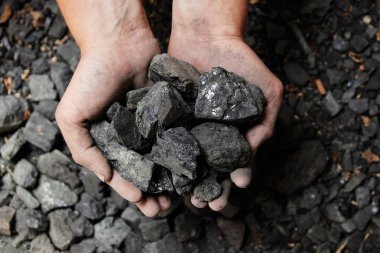 Madenci kömür arka plan adam elinde. Kömür madenciliği veya enerji kaynağı, çevre koruma. Endüstriyel kömürler. Volkanik kayalar.