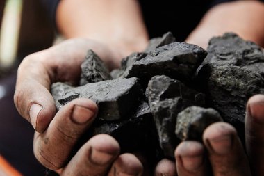 Madenci kömür arka plan adam elinde. Kömür madenciliği veya enerji kaynağı, çevre koruma. Endüstriyel kömürler. Volkanik kayalar.