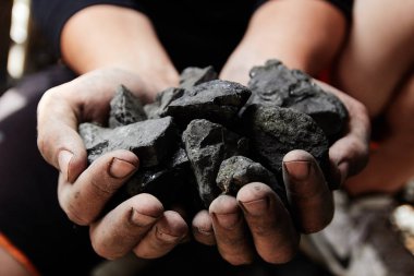 Madenci kömür arka plan adam elinde. Kömür madenciliği veya enerji kaynağı, çevre koruma. Endüstriyel kömürler. Volkanik kayalar.
