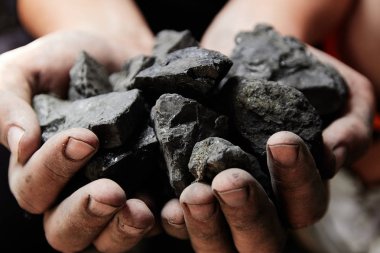 Madenci kömür arka plan adam elinde. Kömür madenciliği veya enerji kaynağı, çevre koruma. Endüstriyel kömürler. Volkanik kayalar.