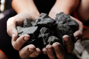 Madenci kömür arka plan adam elinde. Kömür madenciliği veya enerji kaynağı, çevre koruma. Endüstriyel kömürler. Volkanik kayalar.