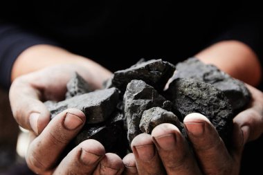 Madenci kömür arka plan adam elinde. Kömür madenciliği veya enerji kaynağı, çevre koruma. Endüstriyel kömürler. Volkanik kayalar.