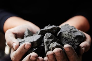 Madenci kömür arka plan adam elinde. Kömür madenciliği veya enerji kaynağı, çevre koruma. Endüstriyel kömürler. Volkanik kayalar.