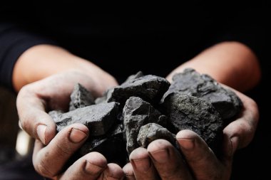 Madenci kömür arka plan adam elinde. Kömür madenciliği veya enerji kaynağı, çevre koruma. Endüstriyel kömürler. Volkanik kayalar.