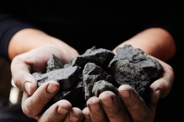 Madenci kömür arka plan adam elinde. Kömür madenciliği veya enerji kaynağı, çevre koruma. Endüstriyel kömürler. Volkanik kayalar.