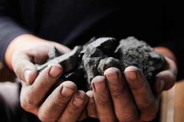 Madenci kömür arka plan adam elinde. Kömür madenciliği veya enerji kaynağı, çevre koruma. Endüstriyel kömürler. Volkanik kayalar.